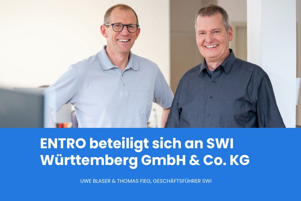 Uwe Blaser und Thomas Fieg, Geschäftsführer der SWI Württemberg, stehen lächelnd im Büro. Darunter der Schriftzug „ENTRO beteiligt sich an SWI Württemberg GmbH & Co. KG“.